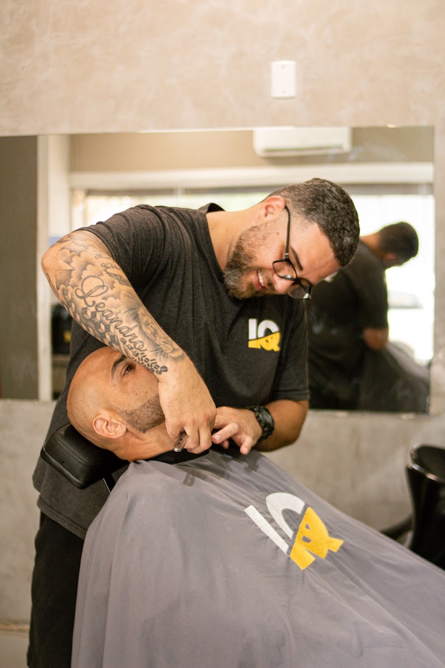 Barbeiro finalizando o corte